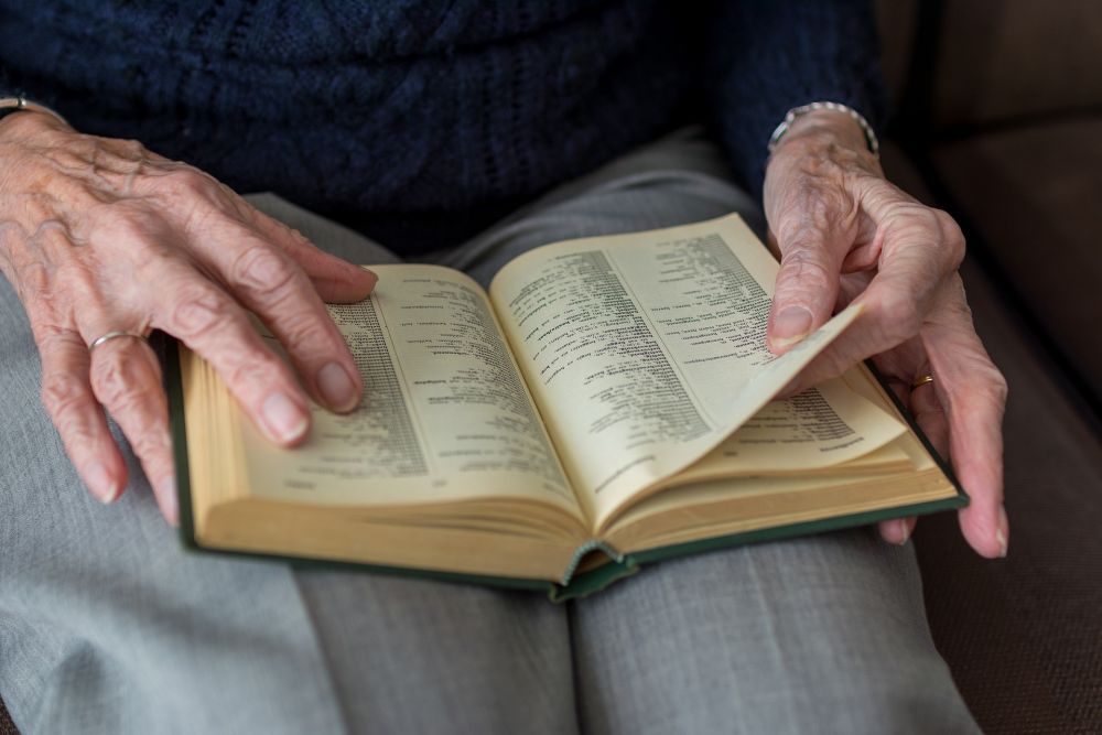 personne âgée qui lit