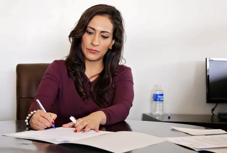 Femme qui signe un document