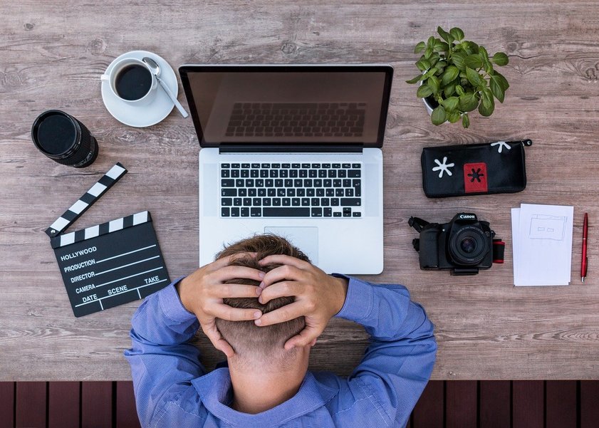 youtuber qui est stressé avec son matériel